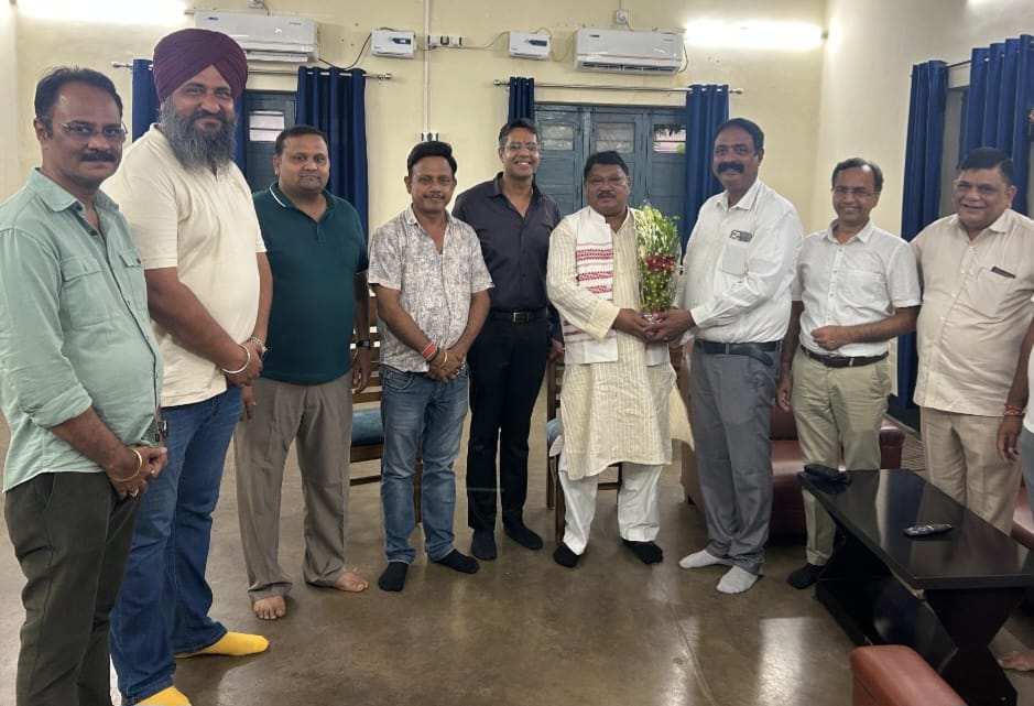 Chamber delegation led by President Sri Moloy Mandal along with other Office Bearers & EC Members met Sri Jual Oram, Hon'ble Minister of Tribal Affairs, Govt. of India